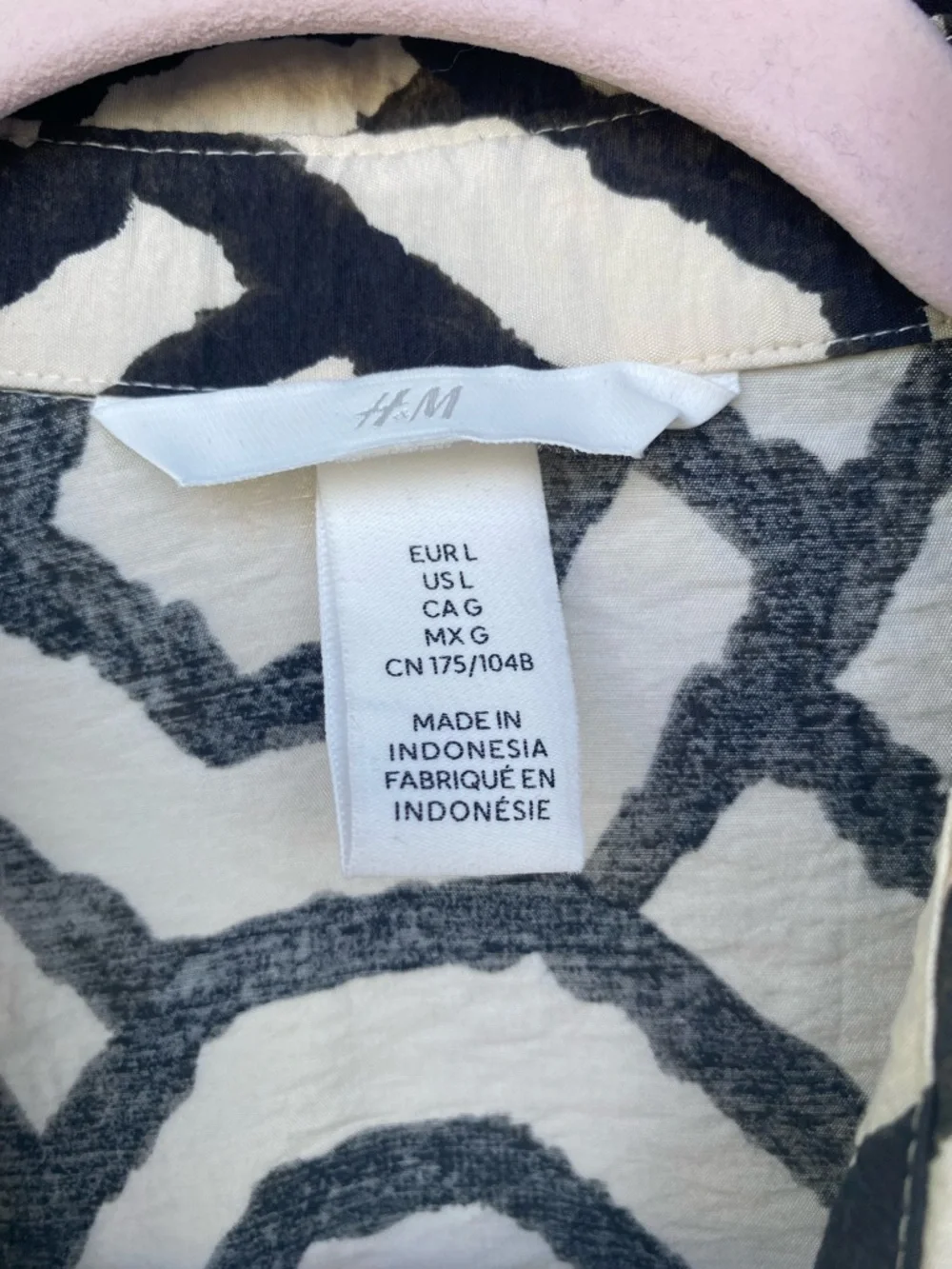 H&M Black Cream Geometric Ruched Crop Button Down Shirt Large Viscose Blend Soft - Picture 2 of 11